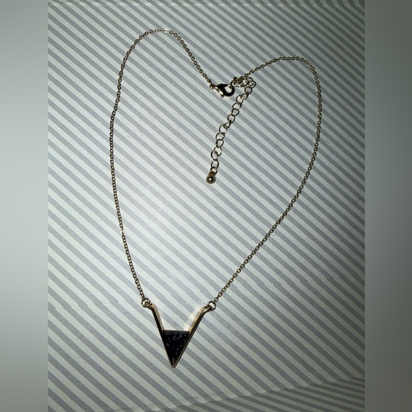 Source Unknown Goldtone and Black V-Pendant Necklace - Picture 4 of 9